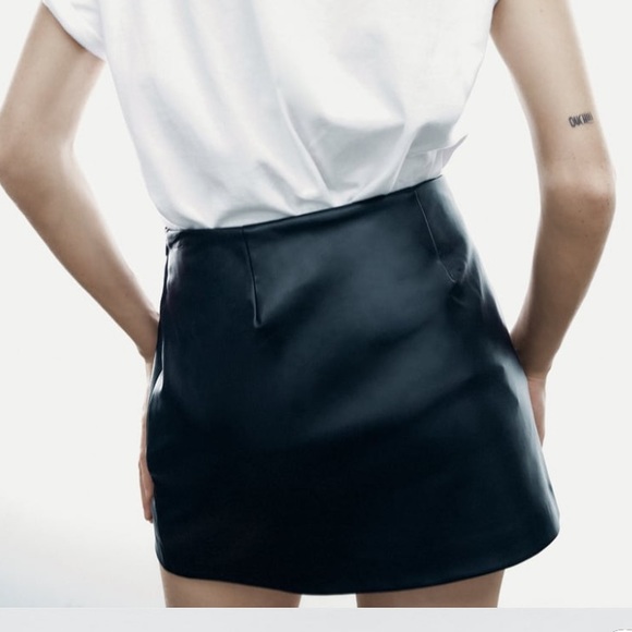 ZARA BLACK FAUX LEATHER MINI SKIRT WITH SLIT * NEW * - Picture 8 of 8